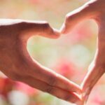 A való életben való ismerkedés izgalmasabb és tartalmasabb kapcsolatokhoz vezethet, mint az online beszélgetések. Merjünk nyitottak lenni, kezdeményezni egy mosollyal, vagy szóba elegyedni hétköznapi helyzetekben is!