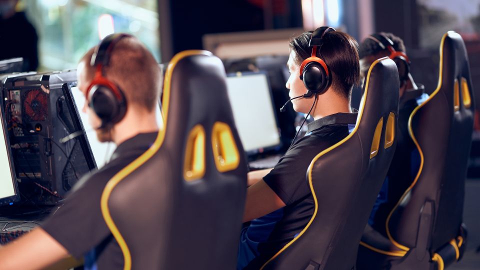 Az e-sport világa elképesztő tempóban fejlődik: a profi játékosok ma már edzőkkel, pszichológusokkal, szponzorokkal dolgoznak, és milliós díjakért versenyeznek. Vajon tényleg csak játék, vagy ez már valódi sport?