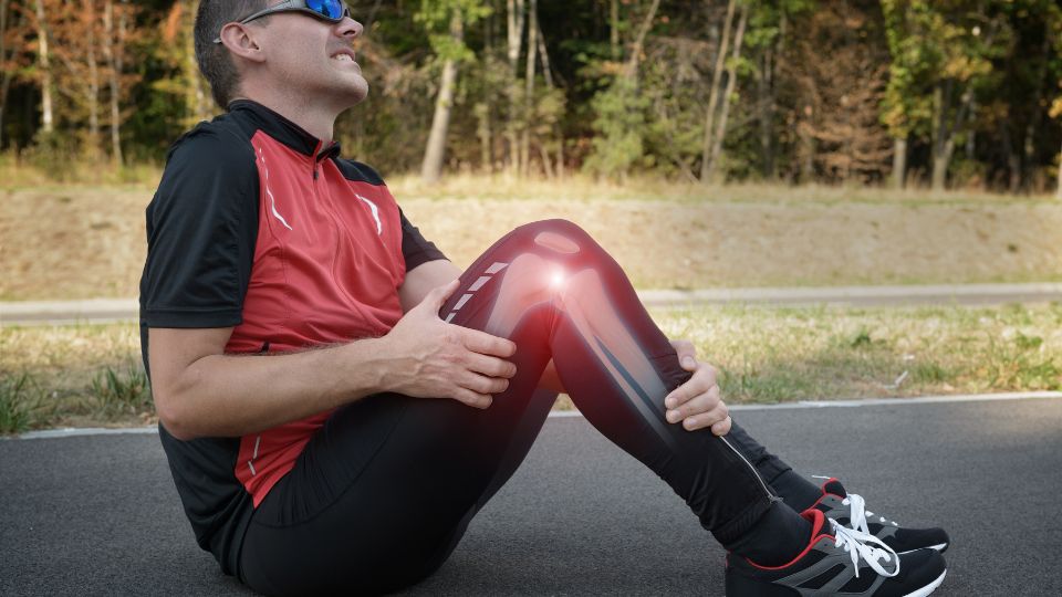 A sportsérülések megelőzése nem csak a profi sportolók feladata. Megfelelő bemelegítéssel, fokozatos terheléssel és a test jelzéseinek figyelésével te is csökkentheted a sérülések kockázatát, hogy örömmel sportolhass hosszú távon.