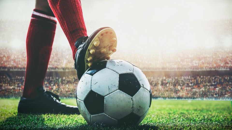 Sokan csak a lest ismerik a fociból, pedig a sportág szabályai izgalmasabbak és összetettebbek, mint elsőre gondolnánk. Cikkünk segít eligazodni, hogy a következő meccsen már ne csak a vitás helyzeteket, hanem a játék igazi lényegét is átlásd!