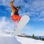 A téli sportok szerelmesei örök dilemmával szembesülnek: síelés vagy snowboard? Mindkét mozgásforma izgalmas és kihívásokkal teli, de más képességeket igényelnek. Cikkünkben segítünk eldönteni, melyik illik legjobban hozzád!