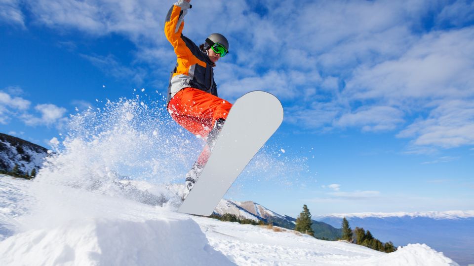A téli sportok szerelmesei örök dilemmával szembesülnek: síelés vagy snowboard? Mindkét mozgásforma izgalmas és kihívásokkal teli, de más képességeket igényelnek. Cikkünkben segítünk eldönteni, melyik illik legjobban hozzád!