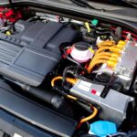 Hibrid motor részletei, elektromos és hagyományos elemek kombinációja.