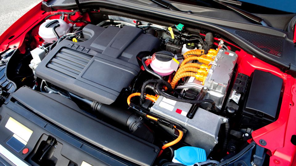 Hibrid motor részletei, elektromos és hagyományos elemek kombinációja.