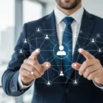 Egy férfi öltönyben digitális kapcsolatok hálózatát mutatja be.