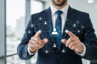 Egy férfi öltönyben digitális kapcsolatok hálózatát mutatja be.