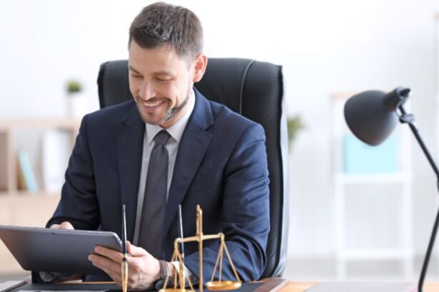 A munkahelyi fejlődés egyik legfontosabb tényezője a visszajelzés. Ha őszintén és nyitottan adunk, illetve fogadunk visszajelzést, nemcsak a teljesítmény javul, hanem a csapaton belüli bizalom és együttműködés is erősödik.