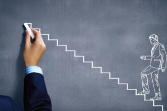 Az állásinterjúk során gyakran ismétlődő kérdésekre való felkészülés elengedhetetlen a sikerhez. Cikkünk segít megérteni, mire számíthatsz, és tippeket ad, hogyan mutathatod be magad a legjobb oldaladról – hogy magabiztosan válaszolj bármilyen helyzetben.