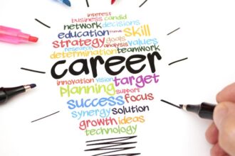 Az önéletrajz 2025-ben már nem csak a tapasztalatokról szól. A HR-esek a személyre szabott, átlátható és kreatív bemutatkozásokat keresik, amelyekben világosan kirajzolódik a jelentkező motivációja és egyedisége. A digitális tudatosság elengedhetetlen.