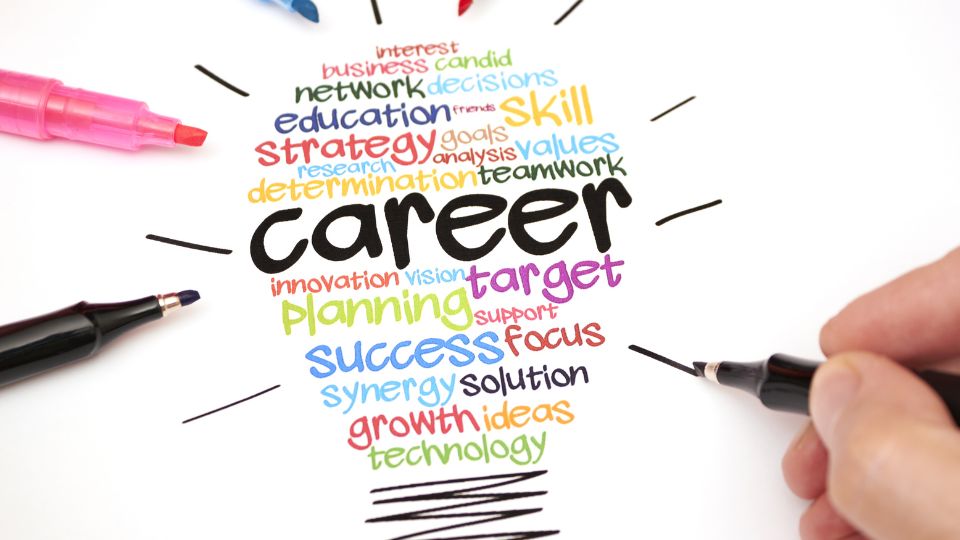 Az önéletrajz 2025-ben már nem csak a tapasztalatokról szól. A HR-esek a személyre szabott, átlátható és kreatív bemutatkozásokat keresik, amelyekben világosan kirajzolódik a jelentkező motivációja és egyedisége. A digitális tudatosság elengedhetetlen.