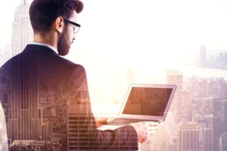 Sokan álmodnak a home office kényelméről, ám a valóságban számos buktatóval találhatják szembe magukat. Hogyan őrizhetjük meg a produktivitást, miközben otthonról dolgozunk? Cikkünkben feltárjuk a hatékony otthoni munka titkait és a leggyakoribb hibákat.