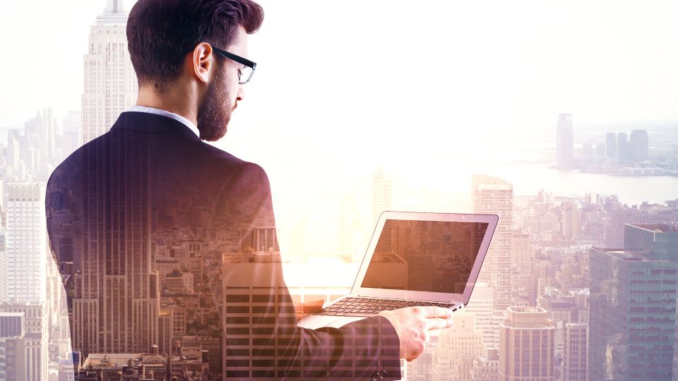 Sokan álmodnak a home office kényelméről, ám a valóságban számos buktatóval találhatják szembe magukat. Hogyan őrizhetjük meg a produktivitást, miközben otthonról dolgozunk? Cikkünkben feltárjuk a hatékony otthoni munka titkait és a leggyakoribb hibákat.