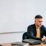 A kiégés alattomosan lopakodik be mindennapjainkba: fáradtság, motivációvesztés és állandó stressz lehetnek az első jelek. Cikkünkben megmutatjuk, hogyan ismerjük fel időben a tüneteket, és miként előzhetjük meg, hogy a kiégés átvegye az irányítást életünk felett.