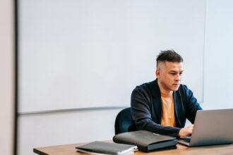 A kiégés alattomosan lopakodik be mindennapjainkba: fáradtság, motivációvesztés és állandó stressz lehetnek az első jelek. Cikkünkben megmutatjuk, hogyan ismerjük fel időben a tüneteket, és miként előzhetjük meg, hogy a kiégés átvegye az irányítást életünk felett.