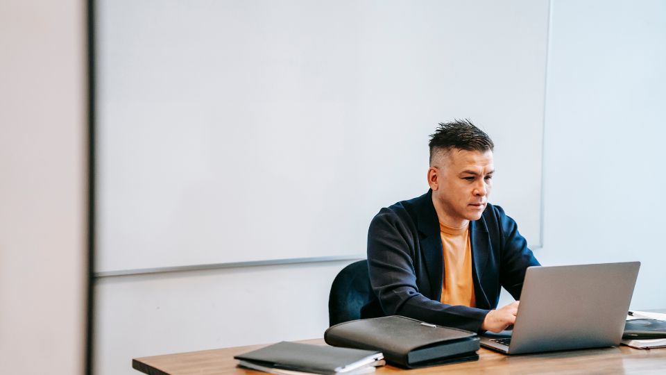 A kiégés alattomosan lopakodik be mindennapjainkba: fáradtság, motivációvesztés és állandó stressz lehetnek az első jelek. Cikkünkben megmutatjuk, hogyan ismerjük fel időben a tüneteket, és miként előzhetjük meg, hogy a kiégés átvegye az irányítást életünk felett.
