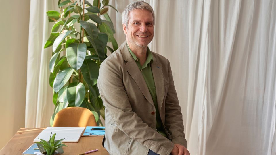 A felmondás sosem könnyű, de egy átgondolt, udvarias búcsú hosszú távon meghálálja magát. Cikkünkben bemutatjuk, hogyan lehet profi módon elköszönni, hogy megmaradjon a jó kapcsolat, és magabiztosan léphess tovább a következő kihívások felé.