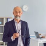 Az irodai munka gyakran okoz hátfájást, de néhány egyszerű gyakorlat segíthet enyhíteni a kellemetlenségeket. Cikkünkben bemutatjuk, milyen mozdulatokkal őrizheti meg gerince egészségét a mindennapokban.