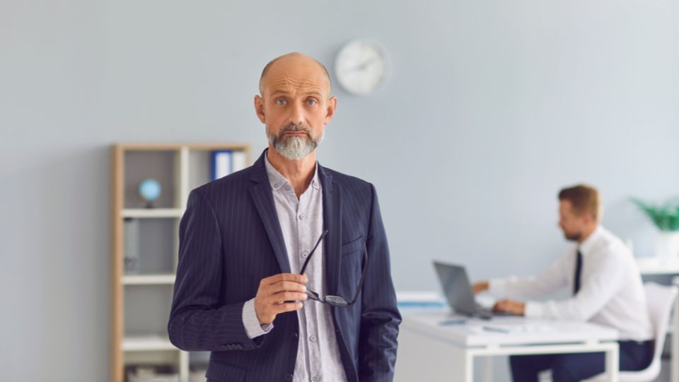 Az irodai munka gyakran okoz hátfájást, de néhány egyszerű gyakorlat segíthet enyhíteni a kellemetlenségeket. Cikkünkben bemutatjuk, milyen mozdulatokkal őrizheti meg gerince egészségét a mindennapokban.