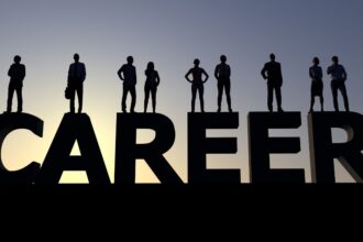 A nyilvános beszéd sokaknak kihívás, de a lámpaláz legyőzhető! Megmutatjuk, hogyan lehetsz magabiztosabb, hogyan szólíthatod meg hatékonyan a közönségedet, és miként válhatsz igazán meggyőző előadóvá a gyakorlatban.