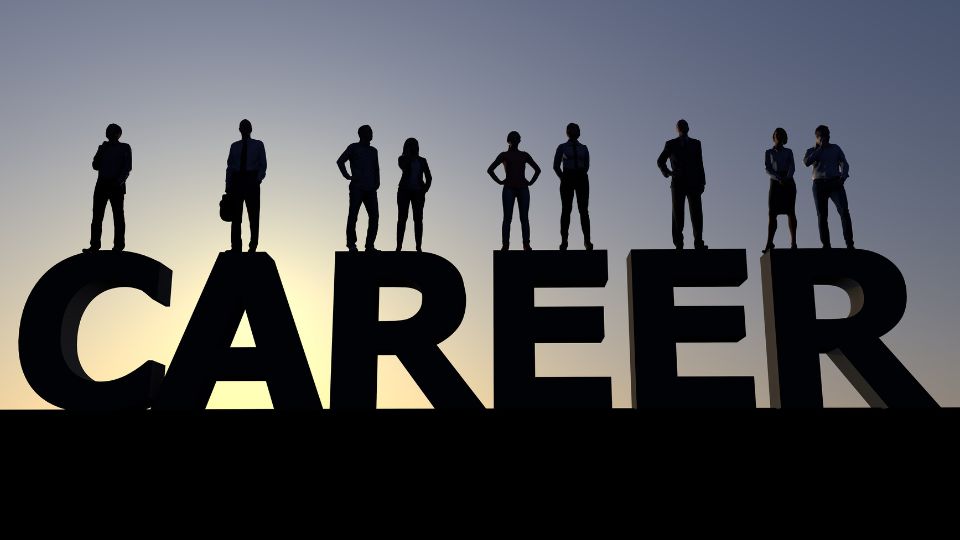 A nyilvános beszéd sokaknak kihívás, de a lámpaláz legyőzhető! Megmutatjuk, hogyan lehetsz magabiztosabb, hogyan szólíthatod meg hatékonyan a közönségedet, és miként válhatsz igazán meggyőző előadóvá a gyakorlatban.