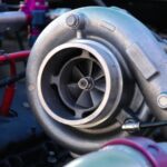 Egy modern turbófeltöltő részlete, amely a motor teljesítményét növeli.