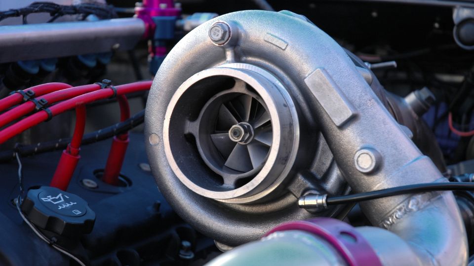Egy modern turbófeltöltő részlete, amely a motor teljesítményét növeli.
