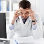 A munkahelyi stressz mindenkit érint, de van megoldás! Cikkünkben bemutatunk öt gyors és hatékony technikát, amelyek segítenek visszanyerni a nyugalmadat, hogy kiegyensúlyozottabb és produktívabb lehess a mindennapokban. Ne hagyd, hogy a feszültség legyőzzön!