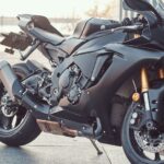 Fekete superbike, modern dizájnnal, városi környezetben.