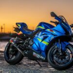 Suzuki sportmotor naplementében, kiemelkedő dizájnnal és színkombinációval.