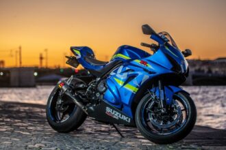 Suzuki sportmotor naplementében, kiemelkedő dizájnnal és színkombinációval.