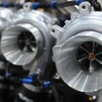 Több turbófeltöltő részletes képe, fényes fémfelületekkel és precíziós kialakítással.