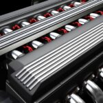Egy V12-es motor részlete, csillogó fémfelületekkel és precíz alkatrészekkel.