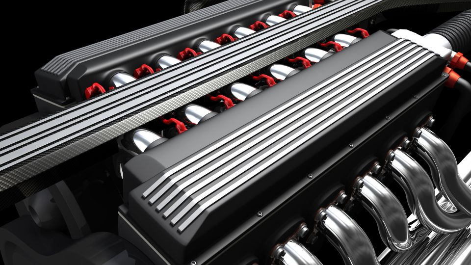 Egy V12-es motor részlete, csillogó fémfelületekkel és precíz alkatrészekkel.
