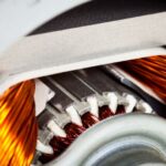 Egy villanymotor belső részlete, látható réztekercsekkel és mágnesekkel.