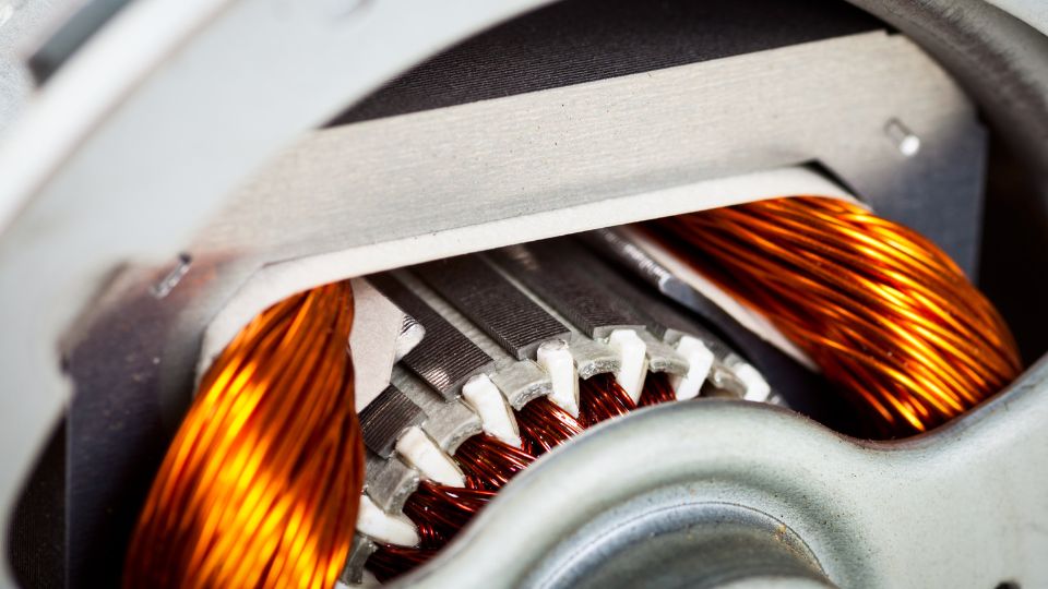 Egy villanymotor belső részlete, látható réztekercsekkel és mágnesekkel.