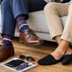 Férfi lábbeli mintás zoknival és titokzoknival ülve