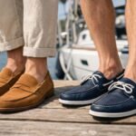 Stílusos férfi loaferek és vitorláscipők nyáron egy mólón.